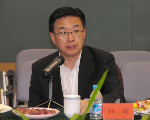 孙牧书记主持会议