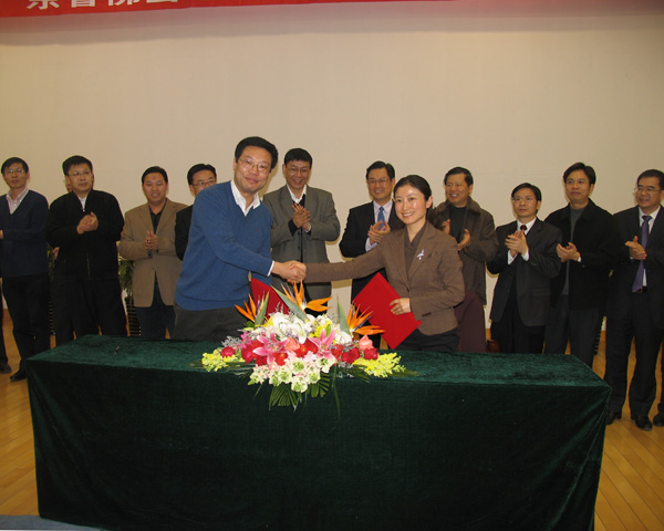 冯稷副所长、王玲副市长代表双方签署合作协议