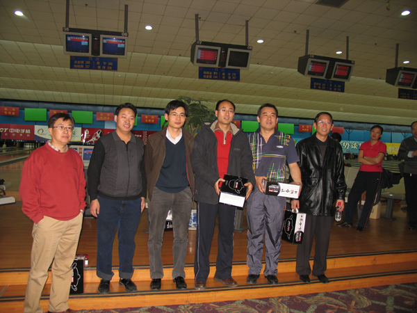 孙牧书记为男子个人前五名颁奖