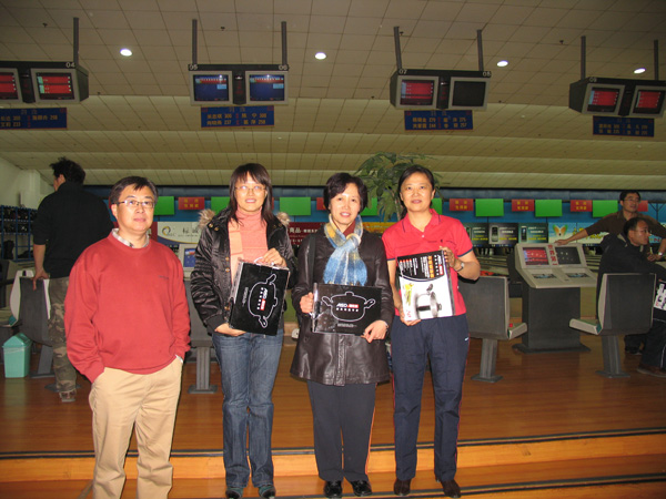 孙牧书记为女子个人前三名颁奖